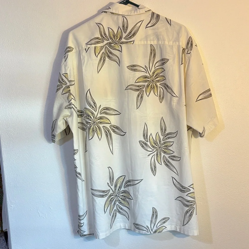 Columbia Men's White and Black XLT Floral pocket Shirt - Picture 5 of 6